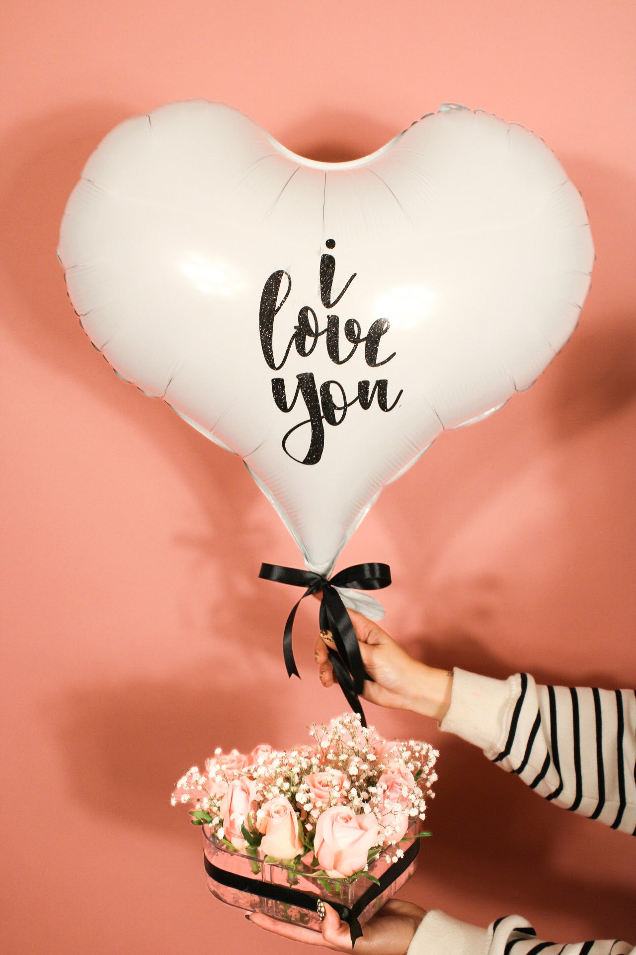 GLOBO CORAZON BLANCO 'I LOVE YOU' CON CAJA DE ACRILICO ROSAS ROSA