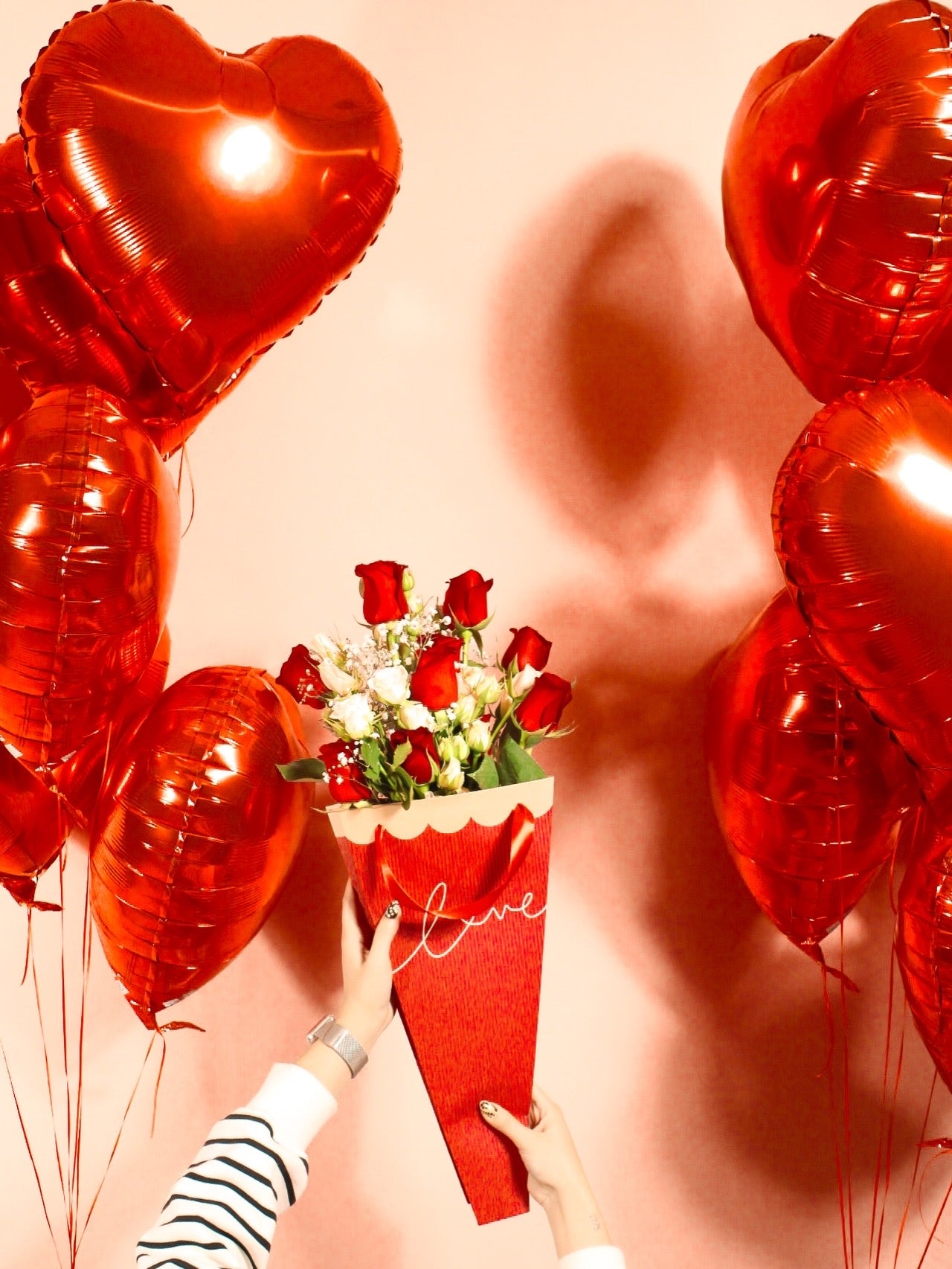 Bouquet de corazones metálicos + bouquet floral LOVE