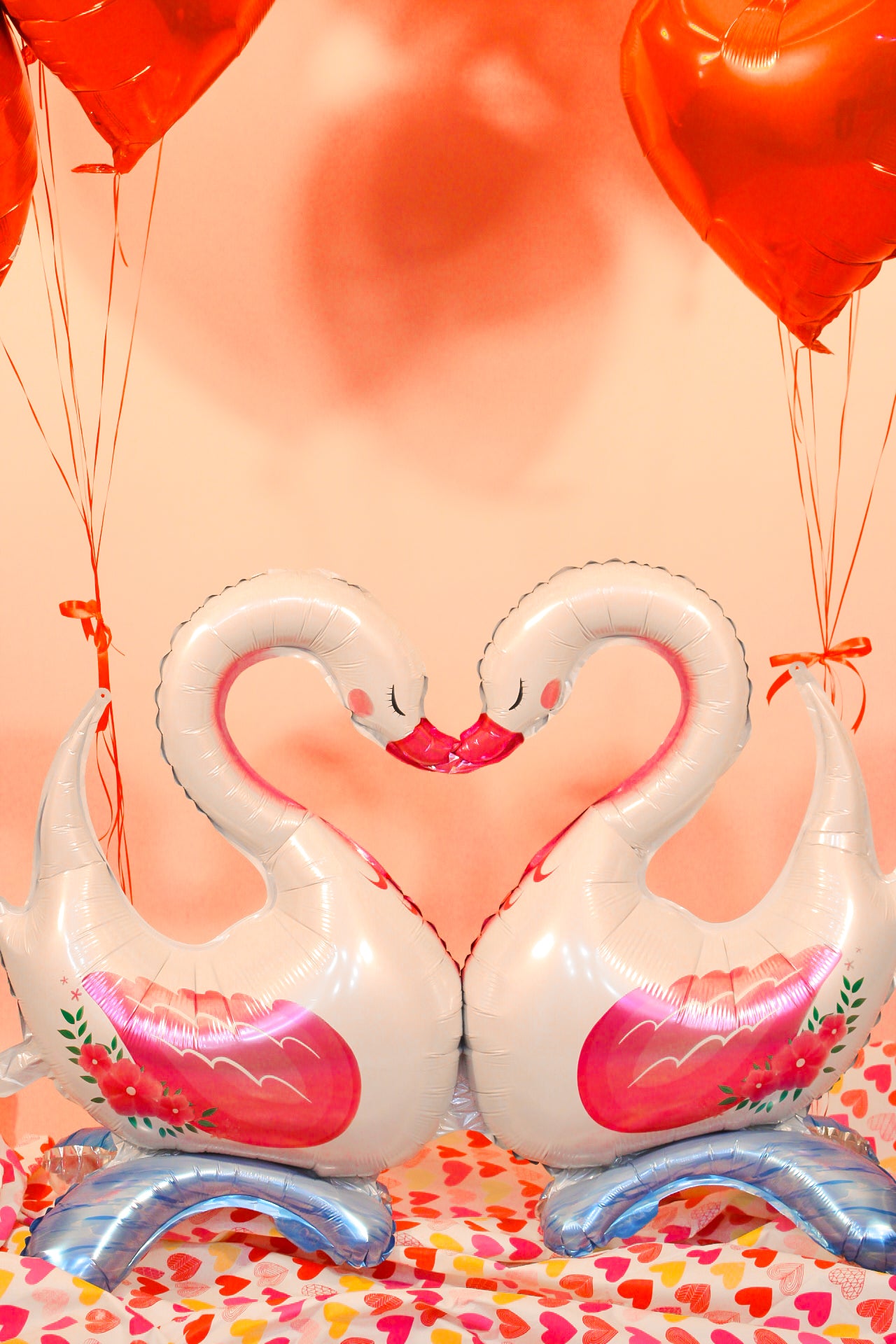 BOUQUET DE CISNES CON CORAZONES DE GLOBO