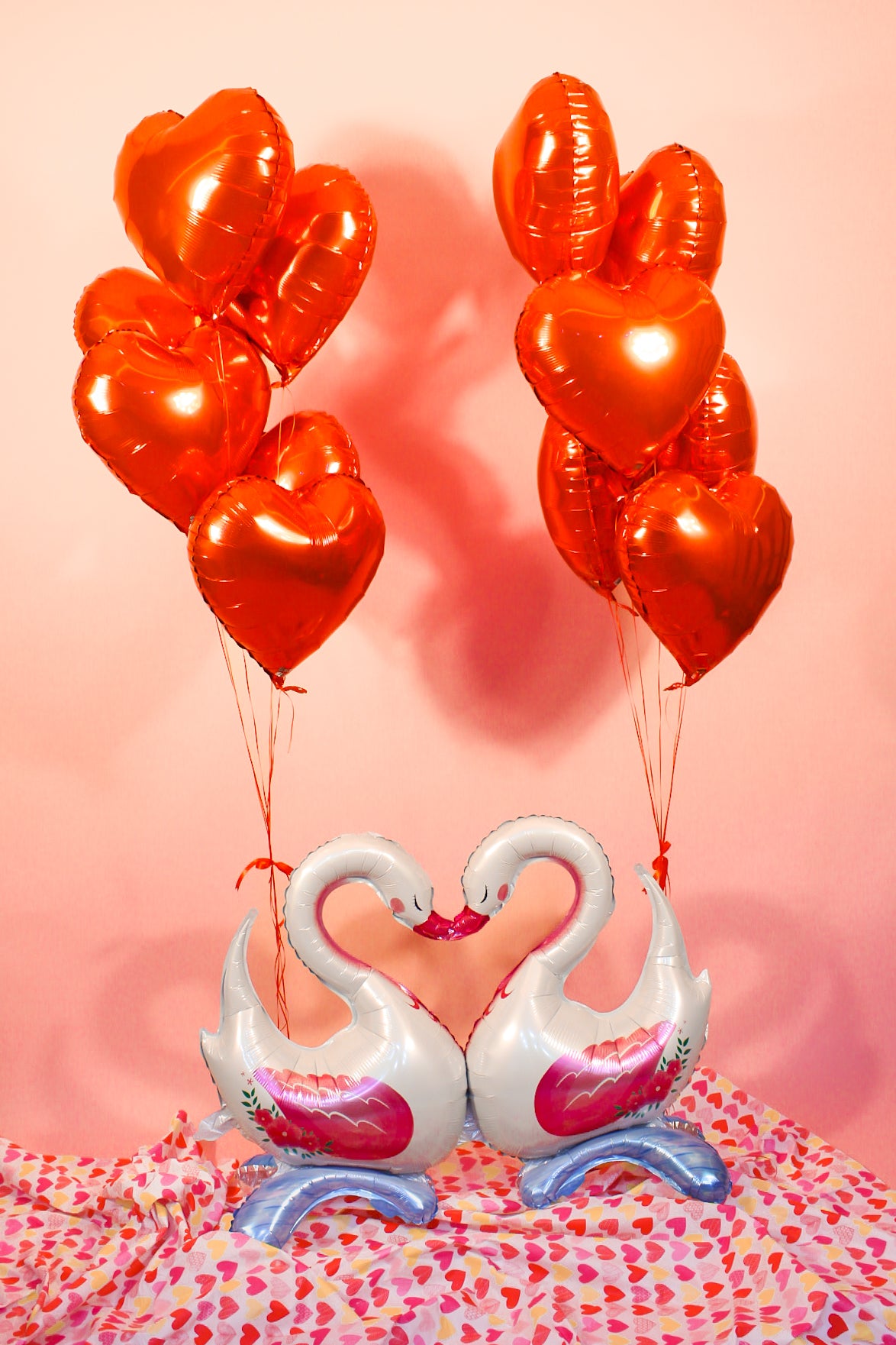 BOUQUET DE CISNES CON CORAZONES DE GLOBO