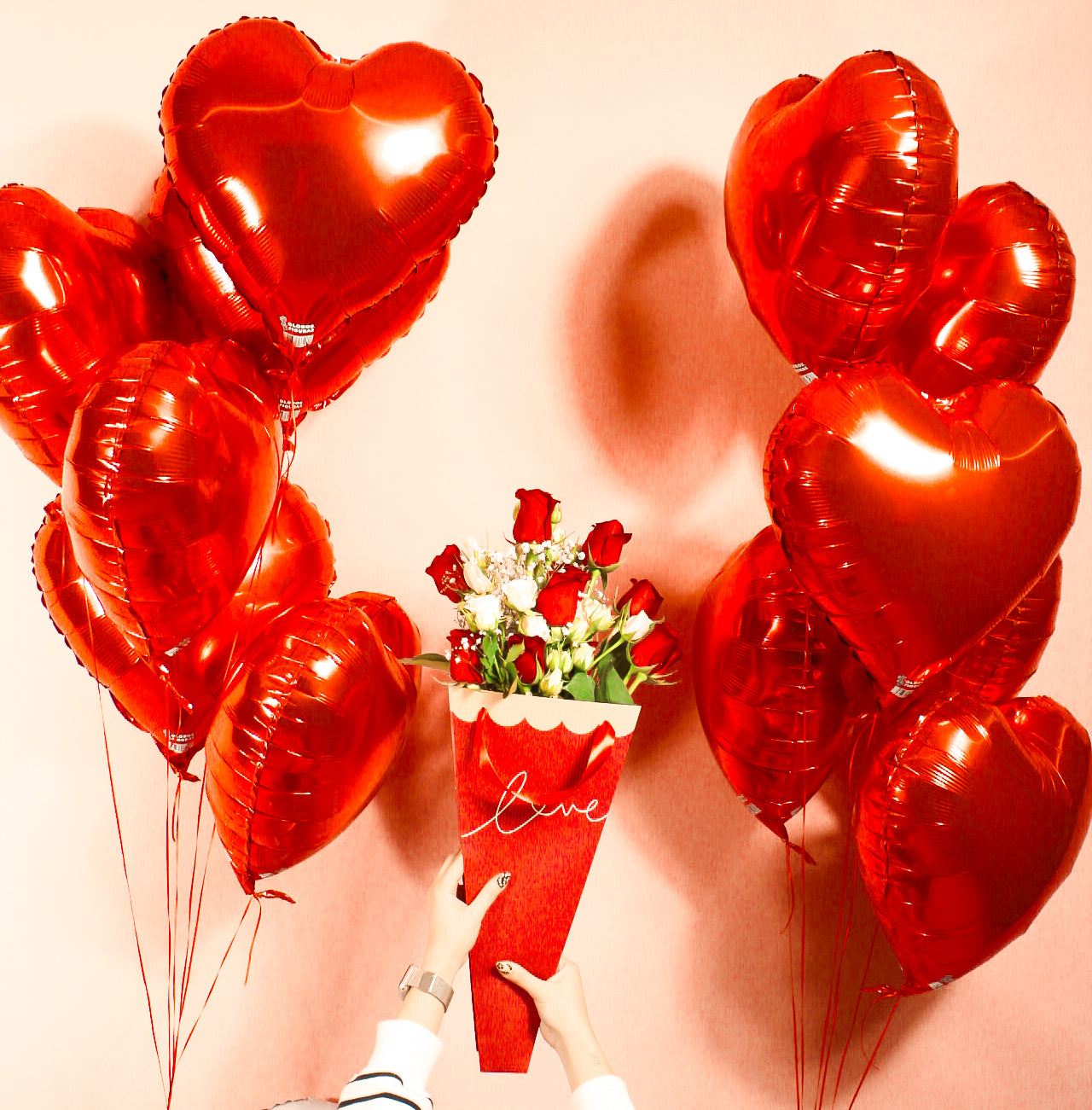 Bouquet de corazones metálicos + bouquet floral LOVE