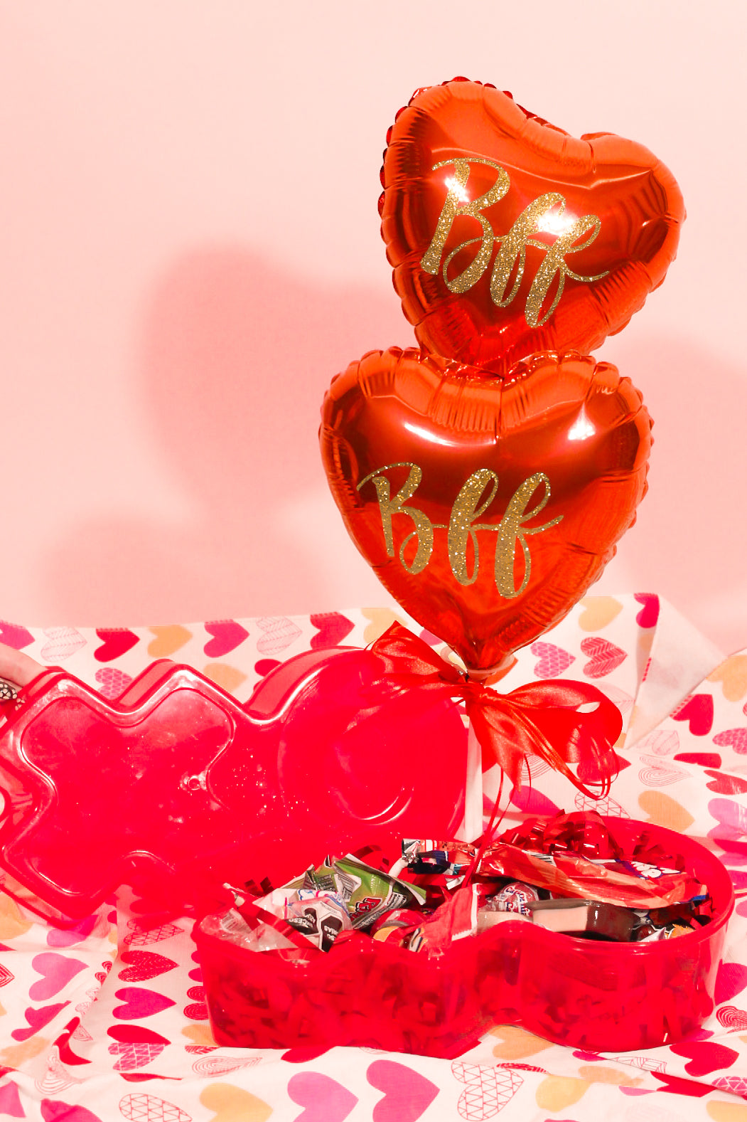 CAJA FORMA 'XO' CON DULCES Y 2 GLOBOS DE 'BFF'