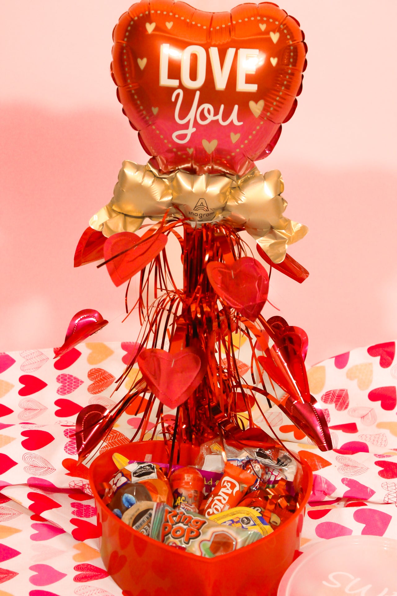 CAJA FORMA CORAZON CON DULCES Y GLOBO 'LOVE YOU'