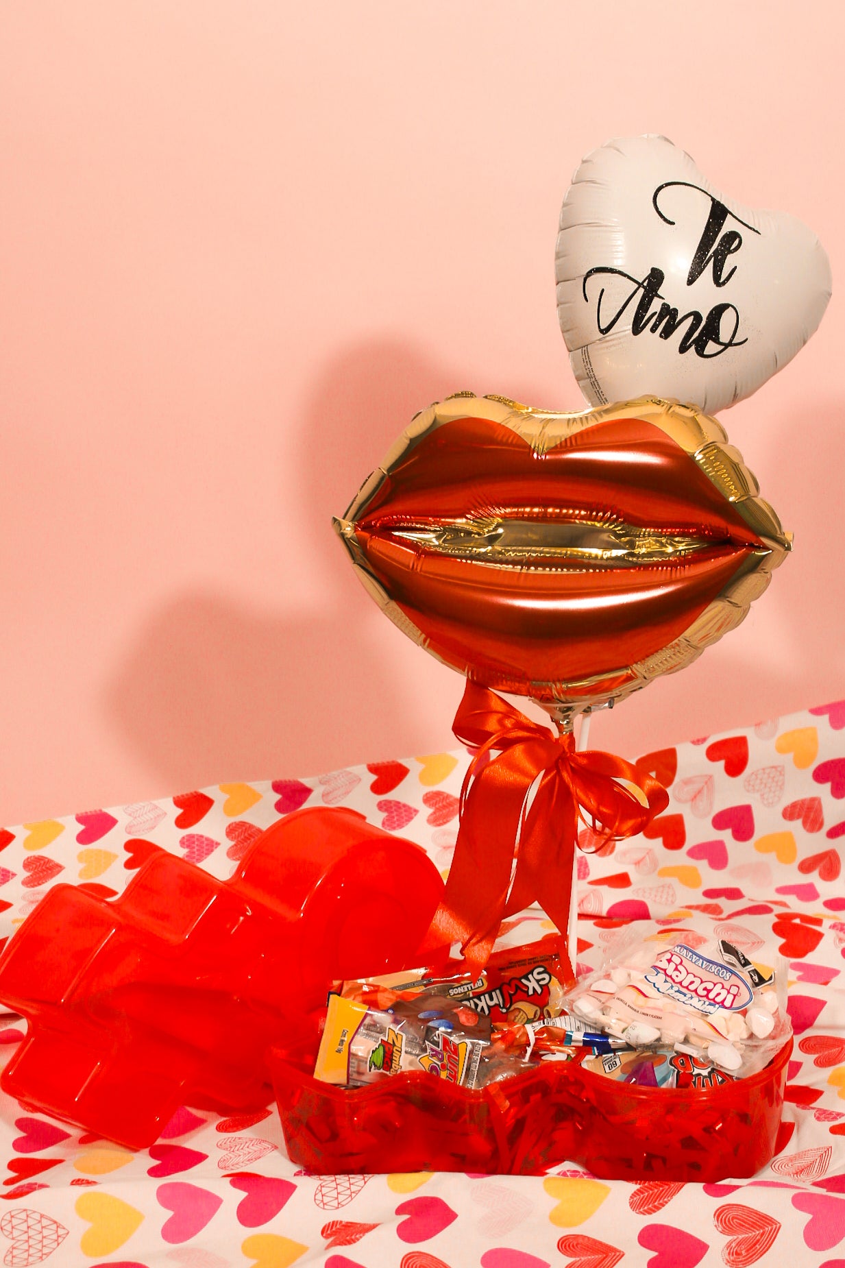 CAJA FORMA 'XO' CON DULCES Y 2 GLOBOS 'TE AMO' Y 'BESO