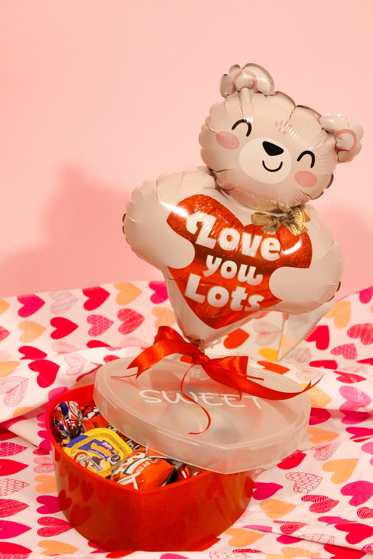 CAJA FORMA DE CORAZON CON DULCES Y GLOBO OSITO 'LOVE YOU LOTS'