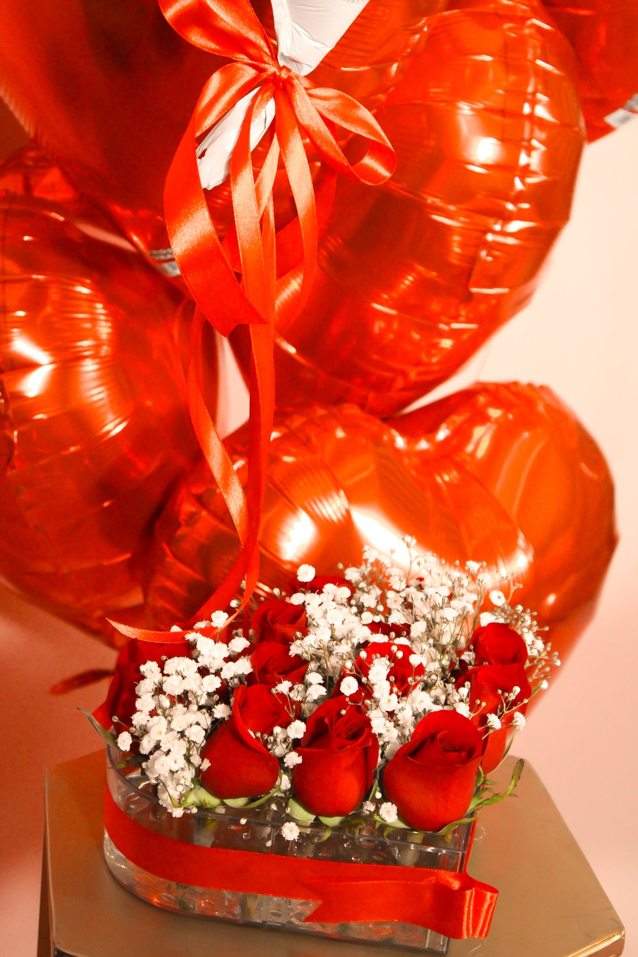 GLOBO CORAZON BLANCO 'TE AMO' CON CAJA DE ACRILICO ROSAS ROJAS