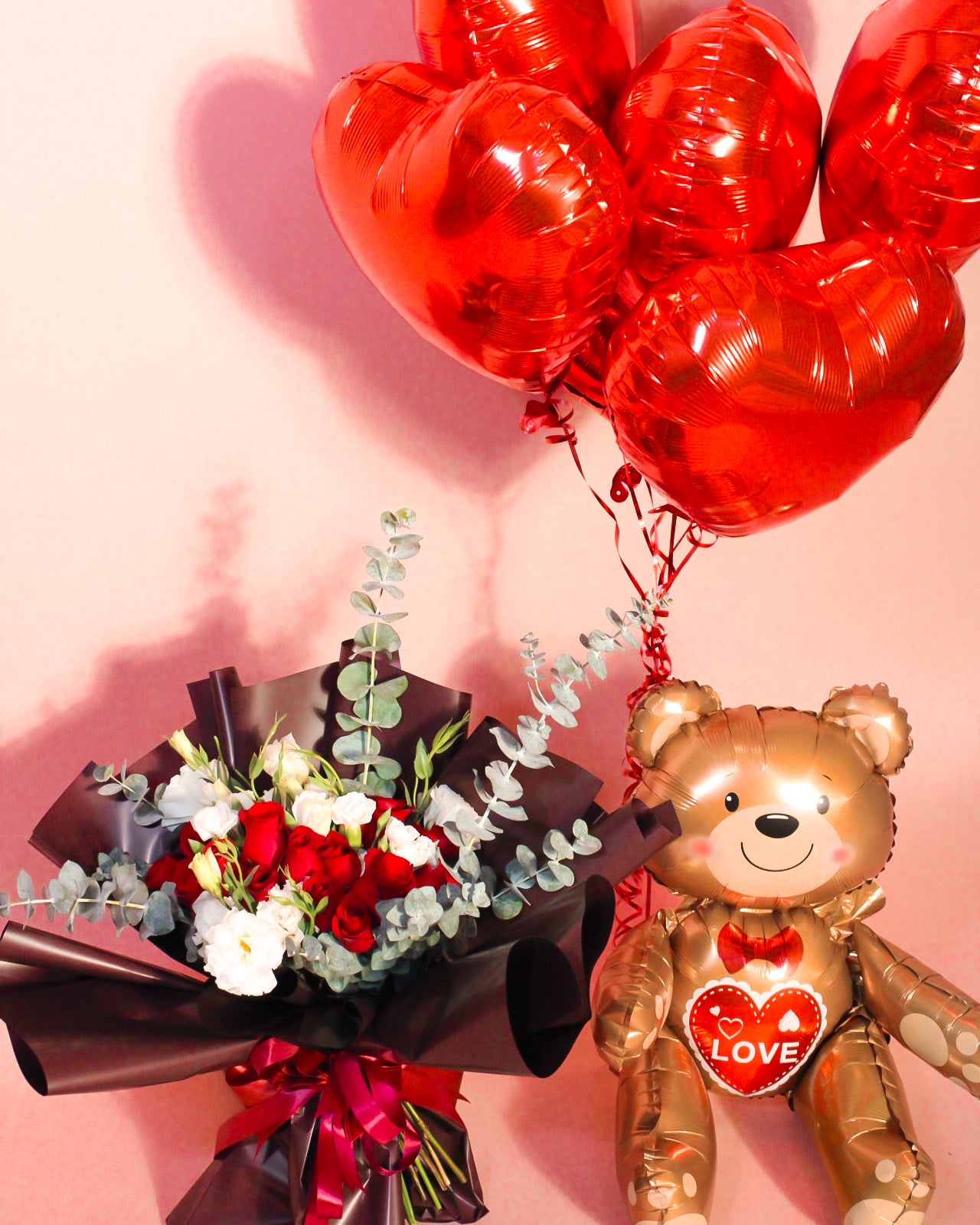 GLOBO OSO CON CORAZONES Y RAMO DE FLORES