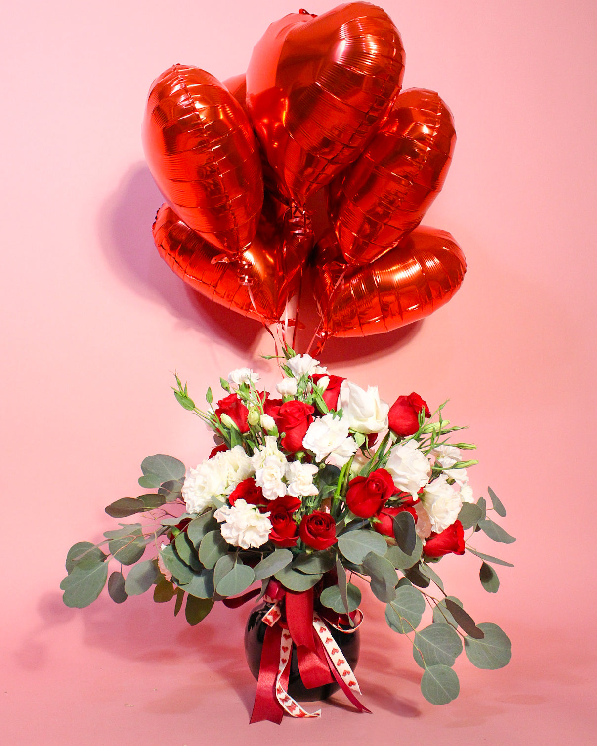 Jarrón de rosas PREMIUM + 6 globos de corazón rojo