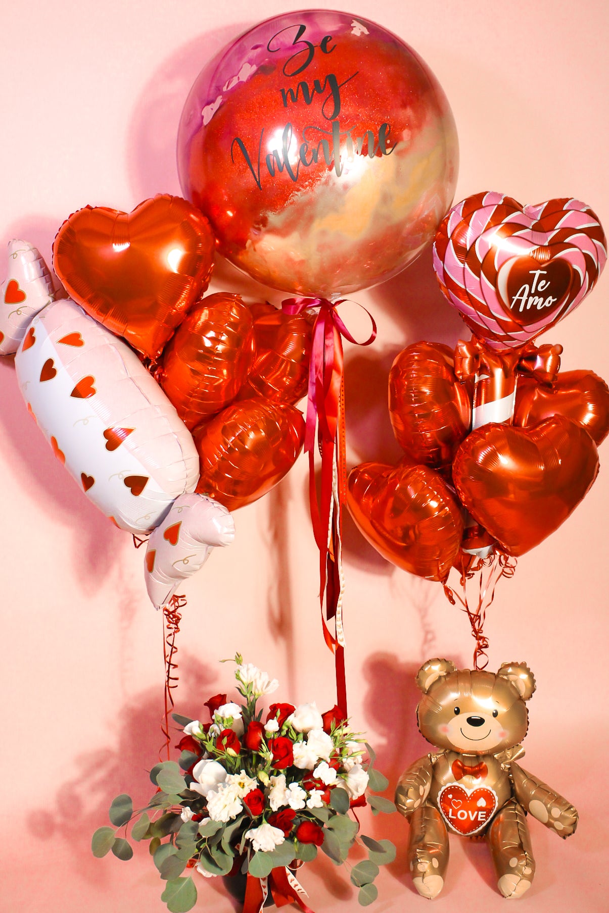 BOUQUET PREMIUM: Globo burbuja + 2 ramilletes de corazones y figuras + osito + jarrón de flores