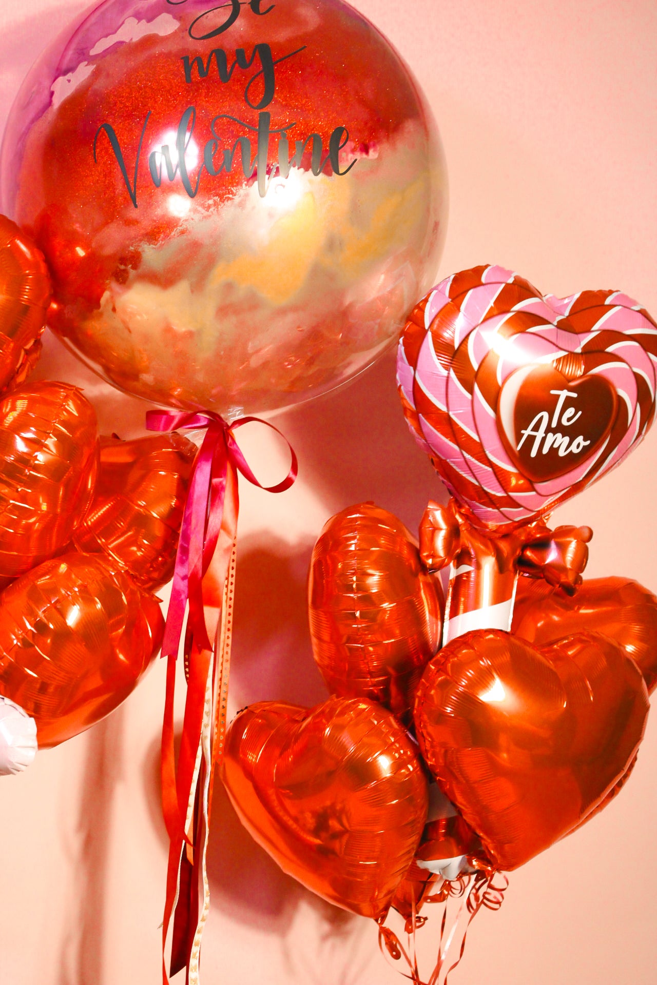 BOUQUET PREMIUM: Globo burbuja + 2 ramilletes de corazones y figuras + osito + jarrón de flores